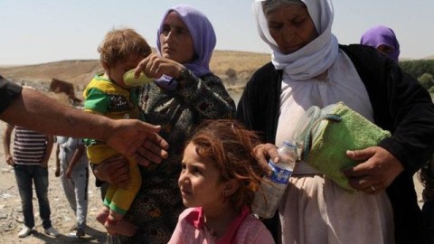 İŞİD-dən qaçan yezidilər uşaqları ölməsin deyə, öz qanlarını onlara içirdirlər - FOTOLAR