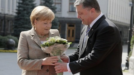 Merkel Kiyevdə Poroşenko ilə danışıqlara başladı