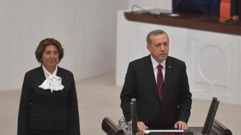 Ərdoğanın inauqurasiyasında qalmaqal: müxalifətçi parlamentin sədrinə kitab atdı