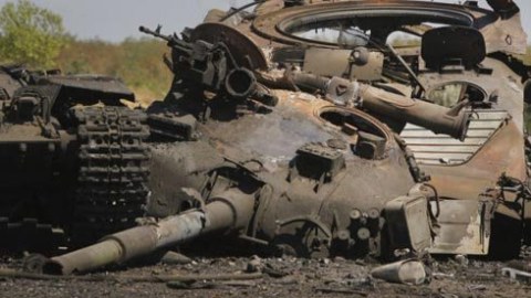 Ruslar Ukrayna tankını partlatdı, əsgərin cəsədi elektrik xəttində qaldı - FOTO