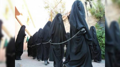 İŞİD girovluğundan qaçan yezidi qızı dəhşətlərdən danışdı: “Zorlayır, döyür, satırdılar..”