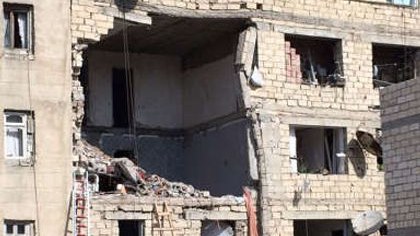 “Dövlətqaçqınkom” uçmuş binadan çıxarılan 9 ailəyə mənzil verdi