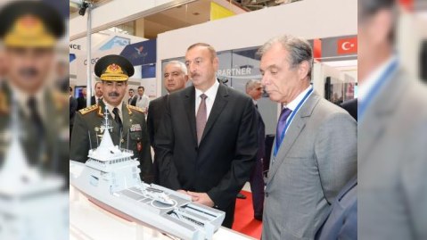 İlham Əliyevə tapança hədiyyə edildi