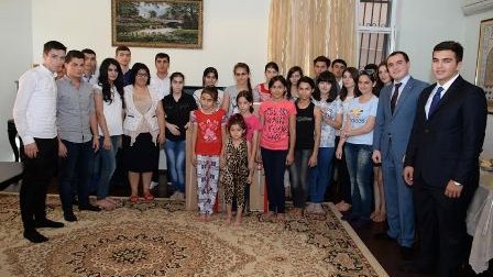 İqtisad Universitetinin tələbələri uşaq evində - FOTO