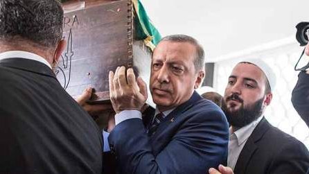 Ərdoğan tabutun altına girdi – FOTO 