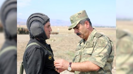 Zakir Həsənov hərbi təlimdə fərqlənənləri mükafatlandırdı - FOTOLAR 