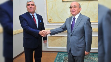 Mübariz Qurbanlı Robert Mobiliyə “Şöhrət” ordeni təqdim etdi