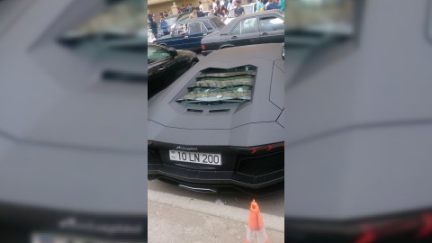 Bakıda 650 minlik maşın sürən tələbənin atası: «Lap belə vertolyotum da var»