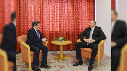 İlham Əliyev Əhməd Davudoğlu ilə təkbətək görüşüb