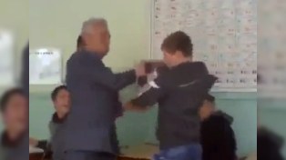 Şagird müəllimi sinifdə yerə yıxdı - VİDEO
