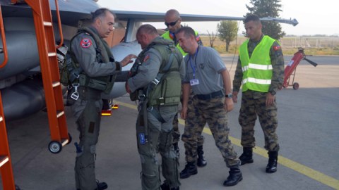 Azərbaycan pilotları ilk dəfə F-16 təyyarələrində uçuşlar keçirirlər - FOTOLAR