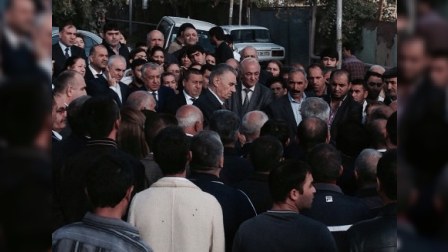 Əli Həsənov mənzilləri dağılmış köçkünlərin yanına getdi - FOTOLAR