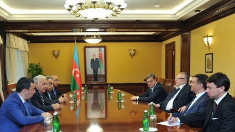 Oqtay Əsədov Jirinovskiyə Azərbaycanda rus dilinə olan münasibətdən danışdı