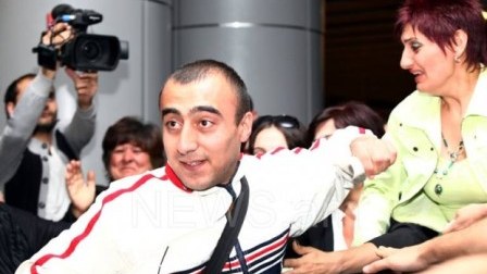 Üçüncü ölkəyə verilən erməni əsir Ermənistana qayıtdı 