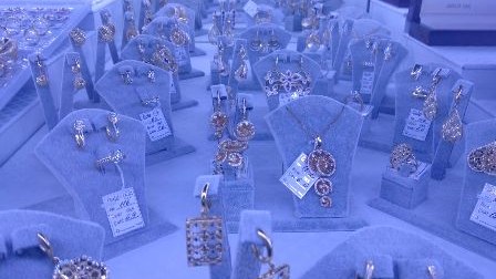 “Milyonluq mallarımız vitrinlərdə qalıb” - Bakıdakı qızıl univermaqlarından REPORTAJ