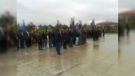 İcra başçısı gəncləri hərbi xidmətə yola salıb