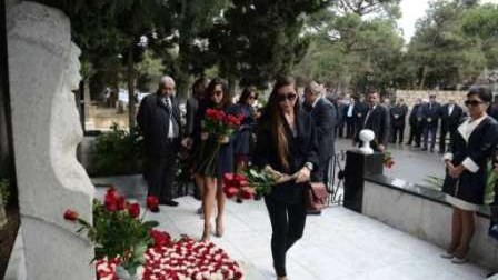 Mehriban Əliyeva Aida İmanquliyevanın məzarını ziyarət etdi - FOTOLAR