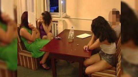 Evini əxlaqsızlıq yuvasına çevirən qadın ifşa olundu