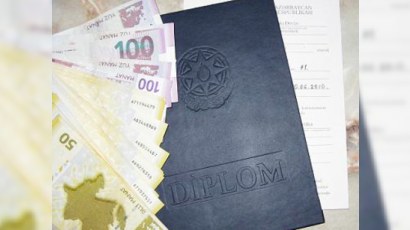 Azərbaycanda saxta diplom satan universitet müəllimi və nazirlik işçisinə cinayət işi açıldı