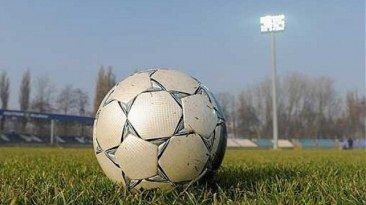 Qol vurub kəllə-mayallaq aşan futbolçu öldü - VİDEO