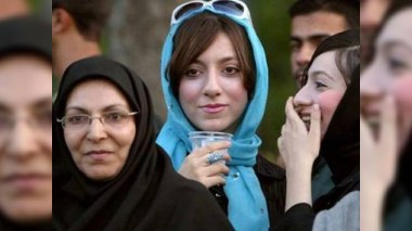 İranda saçı görünən qadınlara kislota atırlar