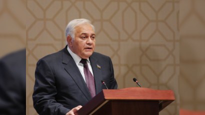 Oqtay Əsədov deputata acıqlandı: “Söz güləşdirmə”