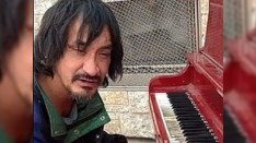 Küçədə fortepianoda ifa edən “BOMJ” hamını heyran etdi - VİDEO