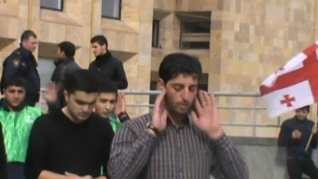 Gürcüstan azərbaycanlıları Prezident Administrasiyasının qarşısında "namaz aksiyası" keçirdilər - VİDEO