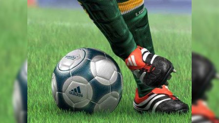 Alman azarkeşi ulduz futbolçuya hücum etdi – VİDEO