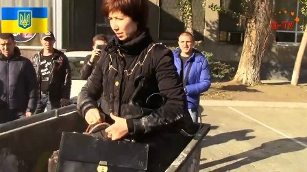 Ukraynada rəis qadını zibil qutusuna atdılar