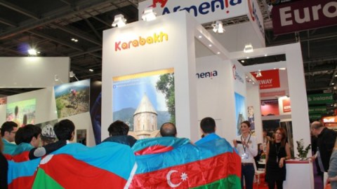 Azərbaycanlı tələbələr Londonda ermənilərə belə cavab verdilər- FOTOLAR