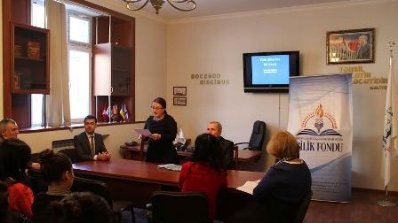 Kembric Universitetinin professoru tələbələrlə görüşdü – FOTO 