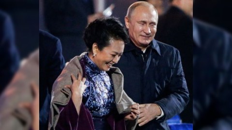 Putinin Çinin birinci ledisinə toxunması qalmaqal yaratdı - VİDEO