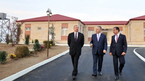 Prezident yeni köçkün qəsəbəsinin açılışında olub - FOTOLAR