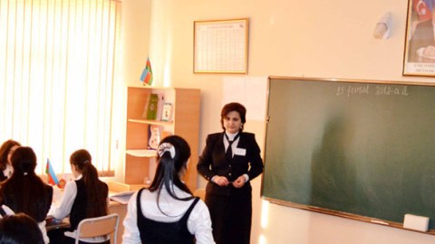 Deputat Milli Məclisdə müəllim və həkimlərin maaşının artırılmasını təklif etdi