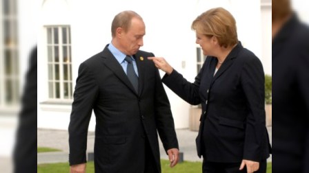 Merkel görüş zamanı Putinə HİDDƏTLƏNİB 