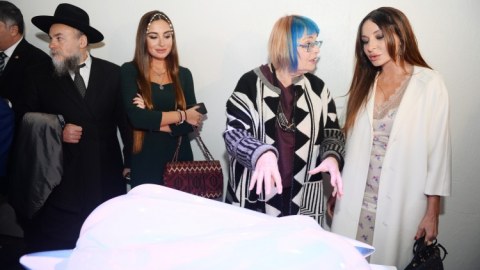 Mehirban Əliyeva və qızları Londonda “Bu gün burada” adlı sərginin açılışında iştirak edib - FOTOLAR