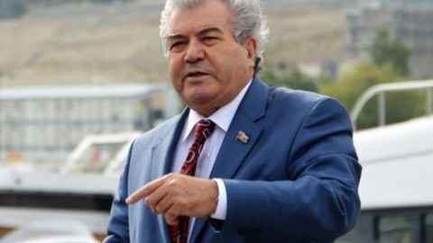 “Bu şəraitdə yaşamağa məhkumuq” - Sabir Rüstəmxanlı 