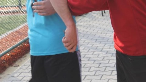 Qırmızı kart görən futbolçu sahəyə bıçaqla qayıtdı - FOTOLAR 