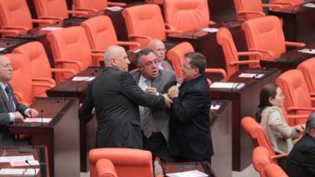 Türkiyə parlamentində iqtidarla müxalifət davası - FOTOLAR