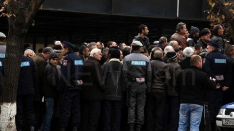  Yerevanda Sərkisyanın iqamətgahı mühasirəyə alınıb - FOTOLAR