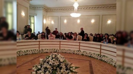 Gənc yazarlar “Çiyələk qadın” gördülər