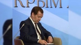 Mürgüləyən, əsnəyən, yatan siyasətçilər... - FOTOLAR