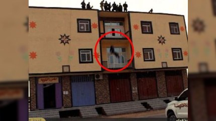  İŞİD-dən dəhşətli edam: Mavi olduğuna görə damdan atdılar - VİDEO
