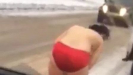 Moskvada küçədə çılpaq qaçan qız saxlanıldı 