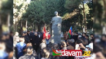 Bakıda Seyd Cəfər Pişəvərinin məzarı ziyarət olundu