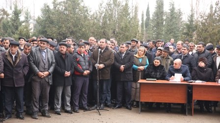 Gəncənin icra başçısı kəlbəcərlilərlə görüşüb söz verdi - VİDEO