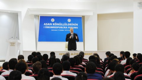 "Biz heç kimin diktəsi ilə oturub durmuruq və oturub durmayacağıq"