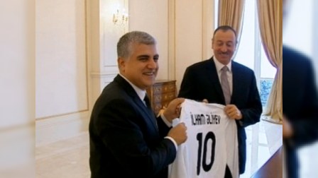 İlham Əliyevə “Qarabağ”ın 10 nömrəli forması hədiyyə olundu - FOTO