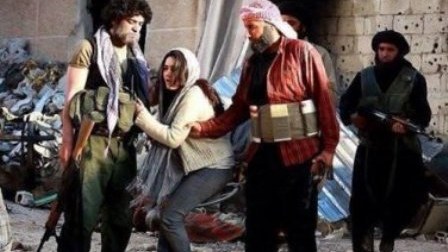 İŞİD vəhşiliyi ilə bağlı HESABAT: “Bizə rəqqas paltarı geydirmək istədilər” 